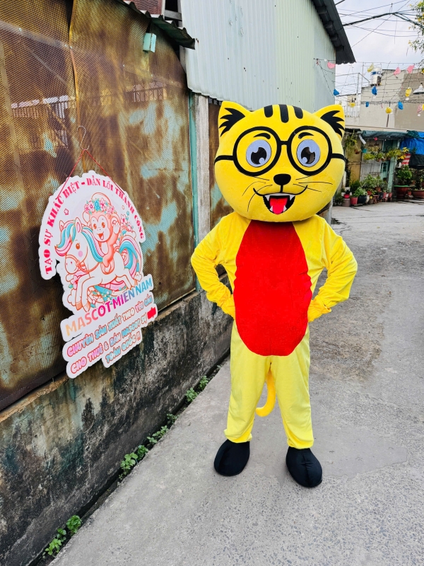 MÈO VÀNG ĐEO KÍNH