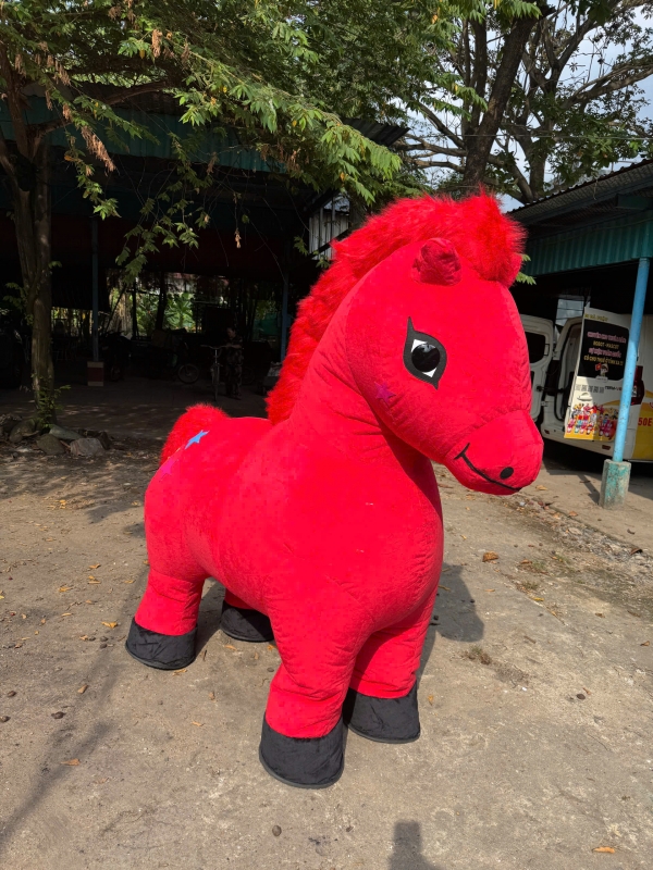 NGỰA ĐỎ MAY MẮN