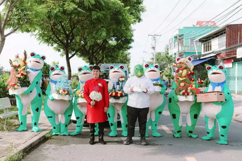 Chú rể TPHCM chơi trội tuyển "dàn ếch xanh" bê tráp gây bão mạng xã hội